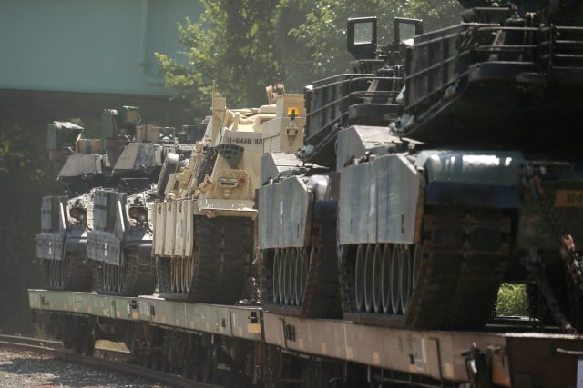 Tanky M1 Abrams a další obrněná vozdla | foto: Leah Millis,  Reuters