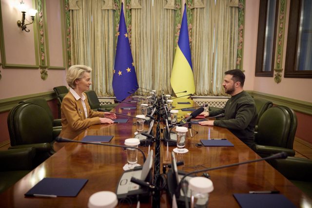 Schůzka ukrajinského prezidenta Volodymyra Zelenského  (vpravo) a šéfky Evropské komise Ursuly von der Leyenové v Kyjevě | foto: Ukrainian Presidential Press Service,  Reuters