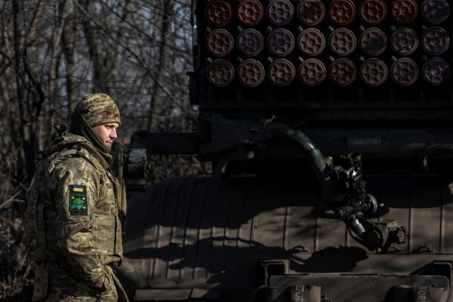 „Na Ukrajině jsem strávil několik týdnů před samotnou invazí,  která mě nepřekvapila. Ale samozřejmě,  když na ni došlo,  měl jsem pocit,  že se mi před očima tvoří dějiny,  jejich temná kapitola. A že se mění svět, “ popisuje Harding | foto: Yevhenii Zavhorodnii,  Reuters