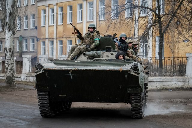 Ukrajinští vojáci na bojovém vozidle pěchoty BMP-1 v Donětské oblasti | foto: Alex Babenko,  Reuters