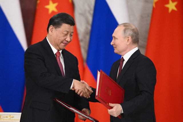 Si Ti-pching a Vladimir Putin pře setkání v Moskvě | foto: Vladimir Astapkovič,  Reuters