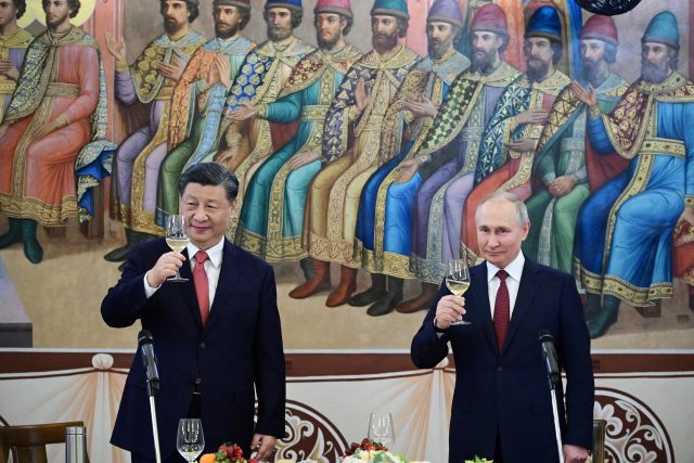 Čínský prezident Si Ťin-pching a jeho ruský protějšek Vladimir Putin | foto: Sputnik/Pavel Byrkin/Kremlin,  Reuters