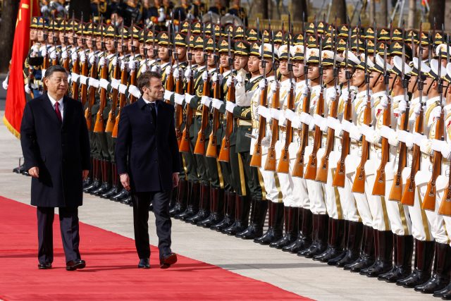 Čínský prezident Si Ťin-pching a francouzský prezident Emmanuel Macron  | foto: Ng Han Guan,  Reuters