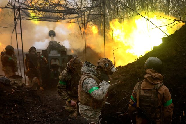 Ukrajinská armáda u Bachmutu | foto: Kai Pfaffenbach,  Reuters