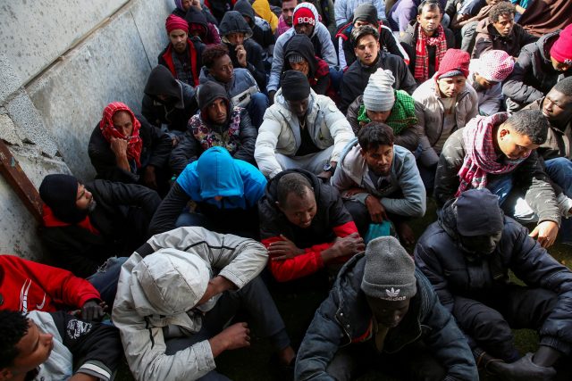 Libyjští migranti,  jejichž loď se potopila dříve v dubnu | foto: Reuters