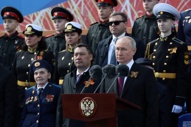 Ruský prezident Vladimir Putin při vojenské přehlídce v Moskvě | foto: Reuters