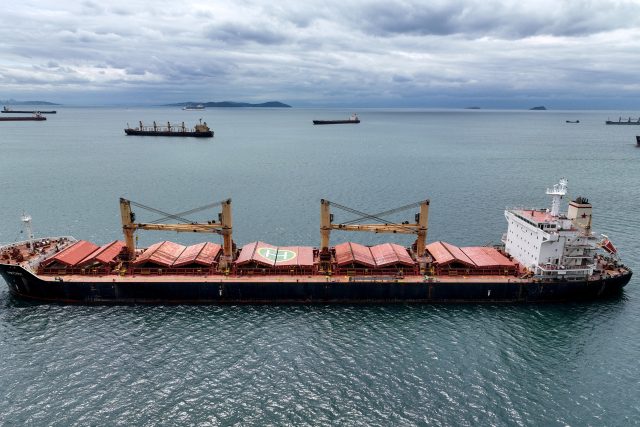 Lodě přepravující ukrajinské obilí u Bosporského průlivu | foto: Reuters