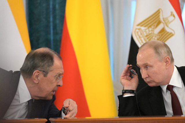 Ruský ministr zahraničí Sergej Lavrov a ruský prezident Vladimir Putin se v Petrohradě setkali s delegací afrických lídrů | foto: RIA Novosti,  Reuters