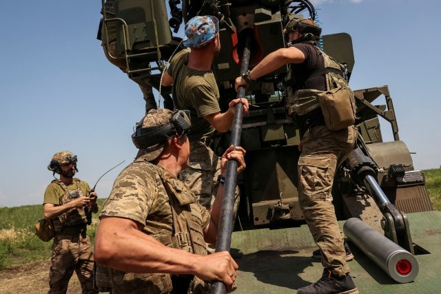 Ukrajinští vojáci u Bachmutu. | foto: Sofiia Gatilova,  Reuters
