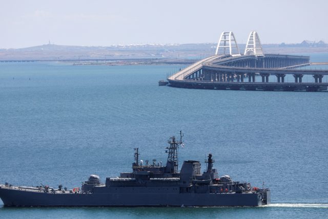 Bezpečnost v oblasti se dále zhoršila v pondělí po útoku na Krymský most,  jenž spojuje poloostrov s ruskou pevninou přes Kerčský průliv a který poškodily exploze | foto: Alexey Pavlishak,  Reuters