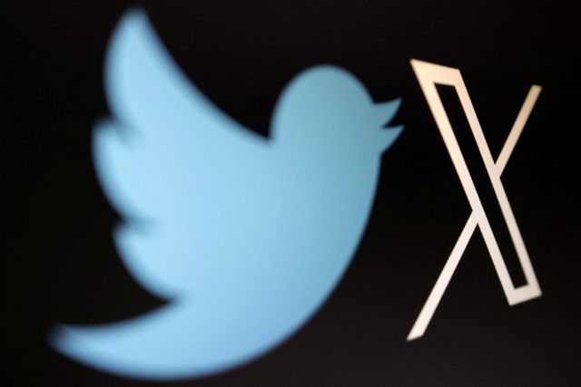 Staré a nové logo sociální sítě Twitter | foto: Dado Ruvic,  Reuters