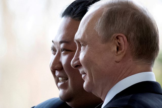 Kim Čong-un a Vladimir Putin na archivní fotografii z jednání ve Vladivostoku z dubna 2019 | foto: Alexander Zemlianichenko,  Reuters