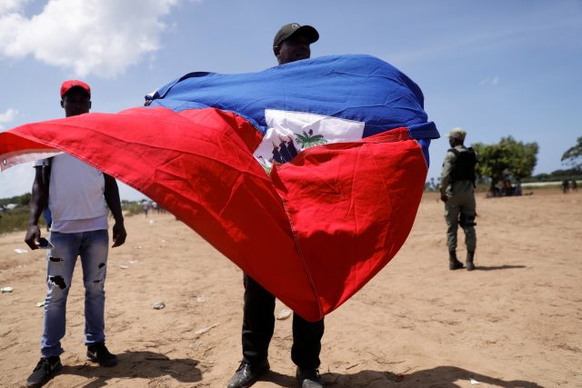 Muž s vlajkou Haiti | foto: Octavio Jones,  Reuters