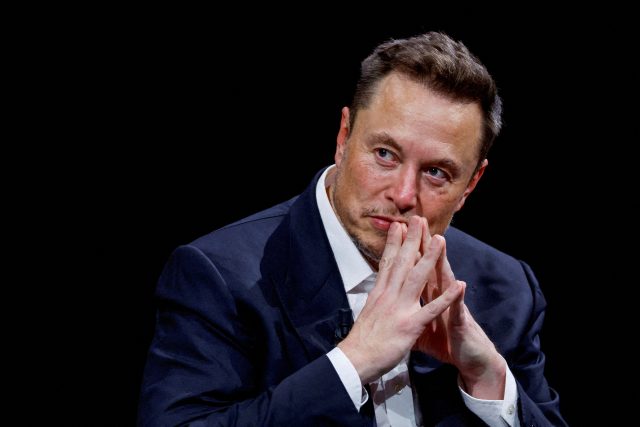 Elon Musk gestikuluje při návštěvě konference Viva Technology věnované inovacím a startupům na výstavišti Porte de Versailles v Paříži | foto: Gonzalo Fuentes,  Reuters
