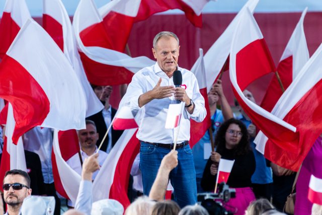 „Myslím,  že se teď se změní společenské klima. Většina Poláků má dojem,  že zvítězili a Polsko se stane sympatičtější a otevřenější zemí. Ale nejsem v tom velký optimista,  myslím,  že zůstaneme rozdělenou zemí, “ míní Aleksander Kaczorowski | foto: Andrzej Iwanczuk,  Reuters