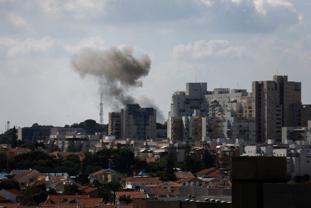 Následky raketového útoku na Izrael | foto: Reuters
