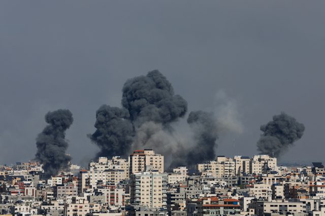 Na Pásmo Gazy dopadají izraelské rakety v reakci na útok hnutí Hamás | foto: Momammed Salem,  Reuters