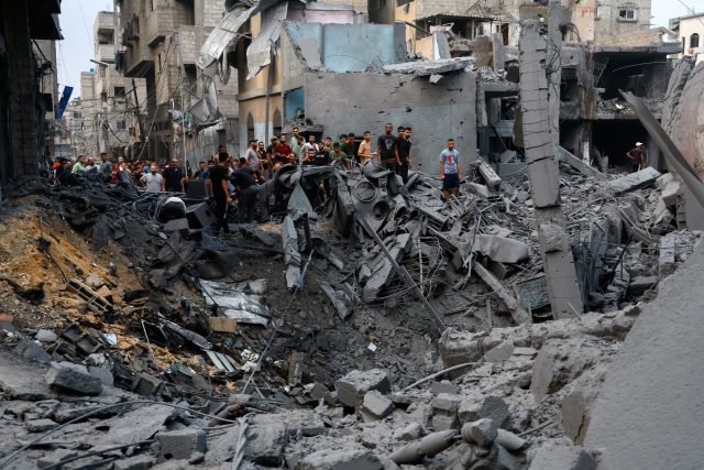 Palestinci si v Gaze prohlížejí škody po izraelských úderech,  které následovaly po překvapivém útoku Hamásu | foto: Mohammed Salem,  Reuters