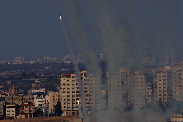 Z Gazy jsou odpalovány rakety směrem na Izrael | foto: Mohammed Salem,  Reuters
