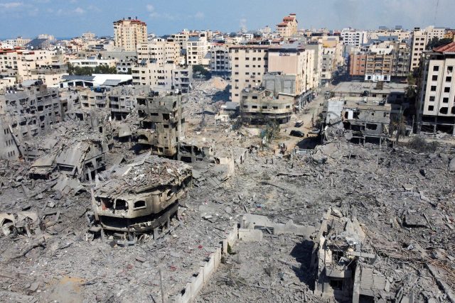 Domy zničené izraelskými údery ve městě Gaza  (foto z 10. 10. 2023) | foto: Mohammed Salem,  Reuters