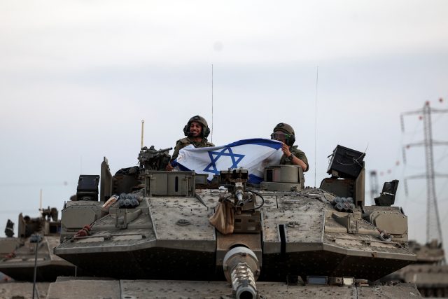 Izrael v sobotu překvapil útok asi tisícovky ozbrojenců radikálního hnutí Hamás z Pásma Gazy | foto: Ronen Zvulun,  Reuters