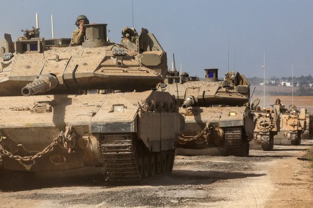 Izraelské tanky a vojenská vozidla zaujímají pozice poblíž izraelské hranice s Pásmem Gazy | foto: Violeta Santos Moura,  Reuters