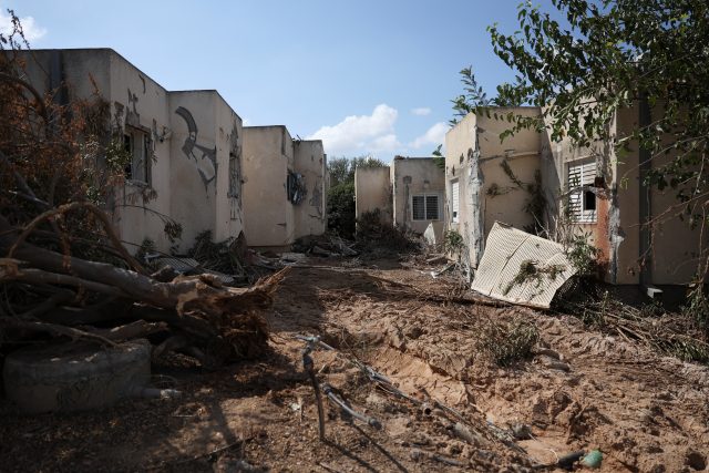 Pohled na poškozené domy po smrtícím průniku ozbrojenců Hamásu z pásma Gazy v kibucu Kfar Aza na jihu Izraele | foto: Violeta Santos Moura,  Reuters
