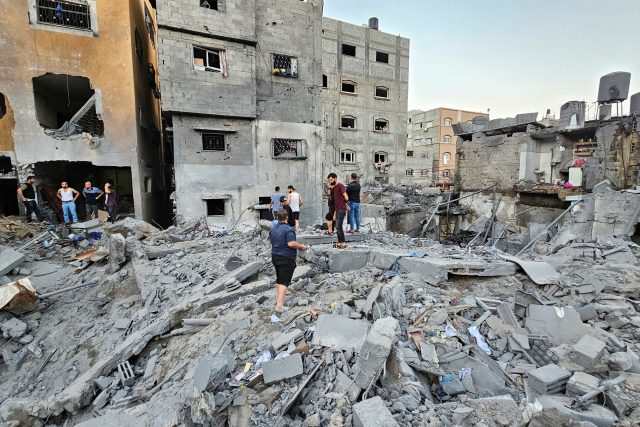 Následky úderů izraelské armády v Pásmu Gazy,  ovládaném teroristickou organizací Hamás | foto: Reuters