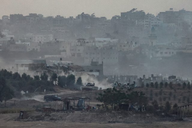 Manévry izraelských tanků v Gaze z jihu Izraele | foto: Evelyn Hockstein,  Reuters