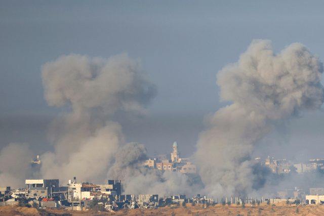 Pohled na zničené město Gaza z jižního Izraele | foto: Alexander Ermochenko,  Reuters