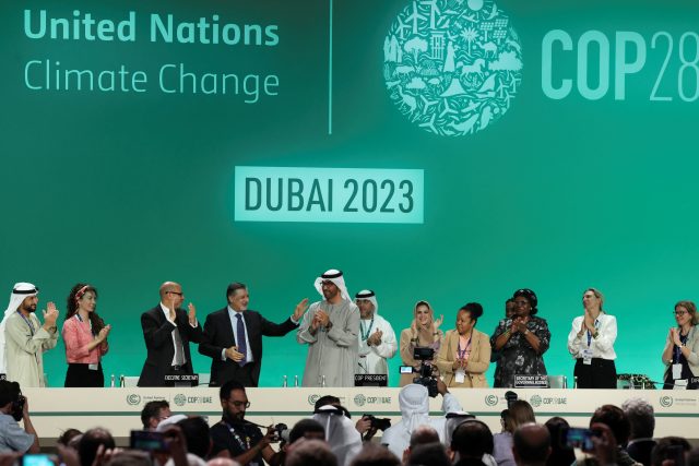 Radost po přijetí dohody na klimatické konferenci COP28 | foto: Amr Alfiky,  Reuters