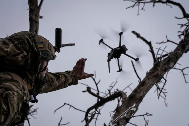 Ukrajinský voják vypouští kamikadze FPV dron na frontovou linii u města Bachmut | foto: Reuters