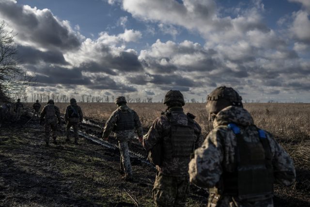 Ukrajinští vojáci poblíž města Marjinka | foto: Viacheslav Ratynskyi,  Reuters