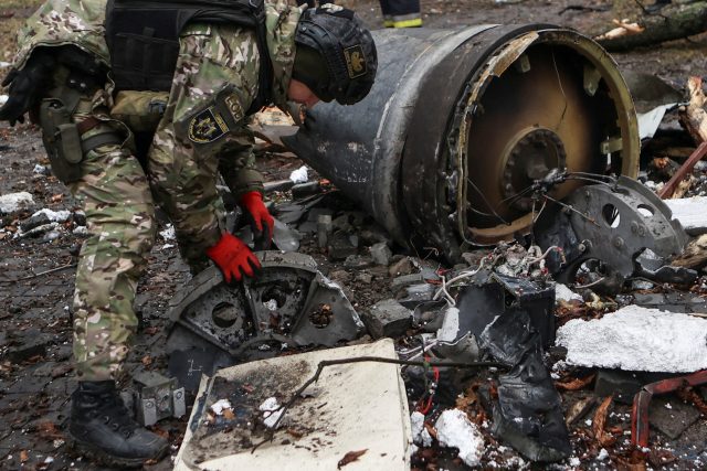 Pyrotechnik se zbytky neidentifikované rakety v Charkově | foto: Sofiia Gatilova,  Reuters