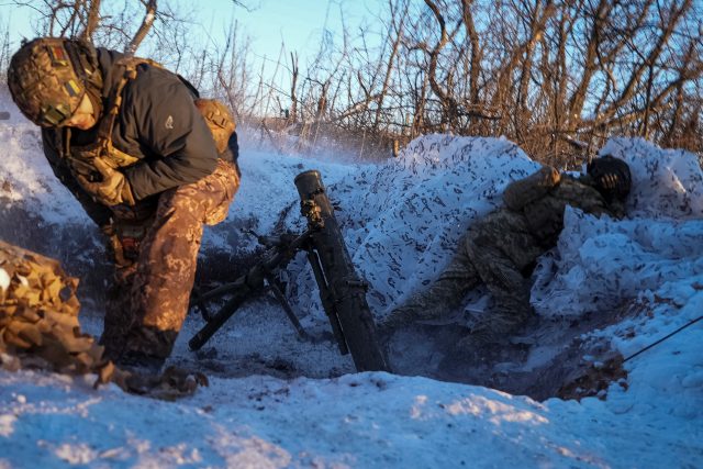 Ukrajinští vojáci s minometem | foto: Inna Varenytsia,  Reuters