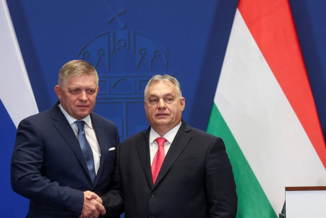 Slovenský premiér Robert Fico  (vlevo) po schůzce s maďarským kolegou Viktorem Orbánem v Budapešti | foto: Bernadett Szabo,  Reuters