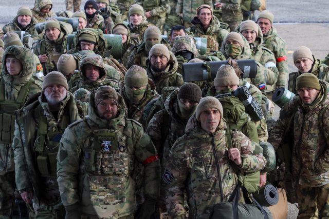 Ruští vojáci míří z cvičení v Čečensku rovnou na frontu na Ukrajině | foto: Chingis Kondarov,  Reuters