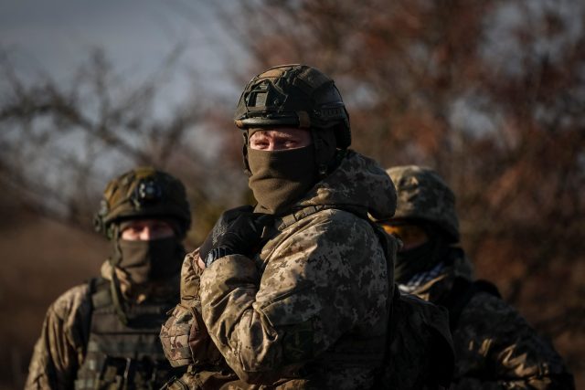 Ukrajinský voják z jednotky protivzdušné obrany se dívá na útok Ruska na Ukrajinu nedaleko Kyjeva | foto: Gleb Garanich,  Reuters