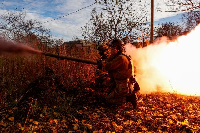 Ukrajinští vojáci na frontě v Avdijivce | foto: Serhii Nuzhnenko,  Reuters