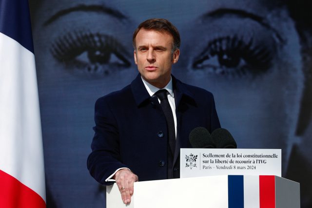 Francouzský prezident Emmanuel Macron během slavnostního aktu změny francouzské ústavy,  ve které je nově zakotveno právo na interrupci | foto: Gonzalo Fuentes,  Reuters