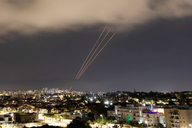 Pohled z Aškelonu na protiraketový systém,  který se spustil,  když Írán vypustil bezpilotní letouny a rakety na Izrael. | foto: Amir Cohen,  Reuters