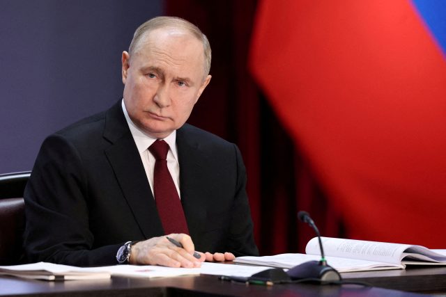 Putin takticky manévruje s pseudomírem | foto: Sergei Savostyanov,  Reuters