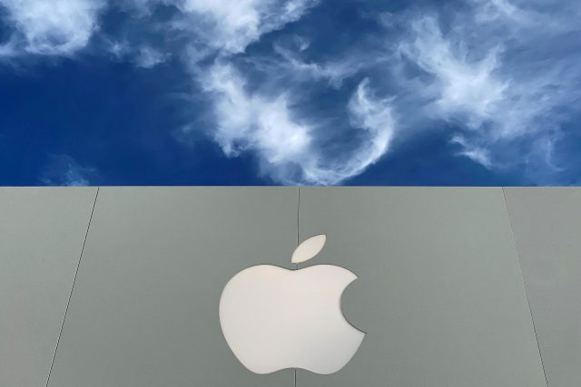 Logo společnosti Apple | foto: Mike Blake,  Reuters