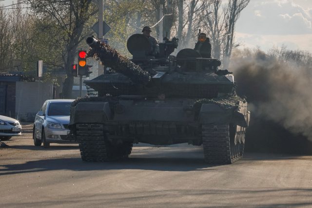 Ruští vojáci na tanku v Doněcku | foto: Alexander Ermochenko,  Reuters