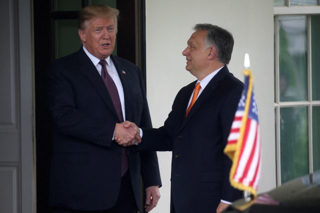 Vůči americkému exprezidentovi vyjadřuje Viktor Orbán sympatie dlouhodobě | foto: Leah Millis,  Reuters