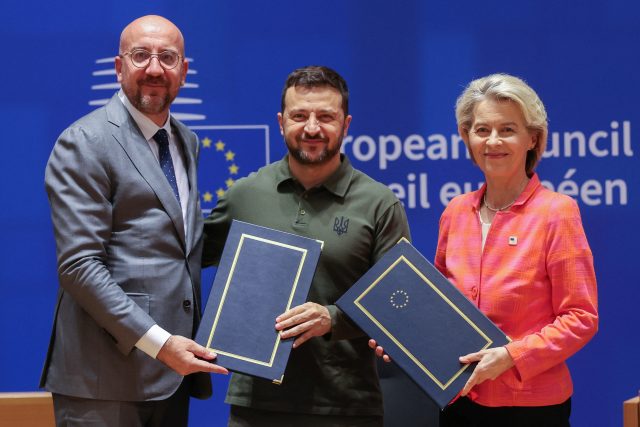 Předseda Evropské rady Charles Michel,  ukrajinský prezident Volodymyr Zelenskyj a předsedkyně Evropské komise Ursula von der Leyenová podepsali bezpečnostní dohodu mezi EU a Ukrajinou | foto: Olivier Hoslet,  Reuters