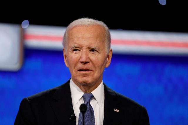 Joe Biden během první prezidentské debaty,  kterou odvysílala CNN | foto: Marco Bello,  Reuters