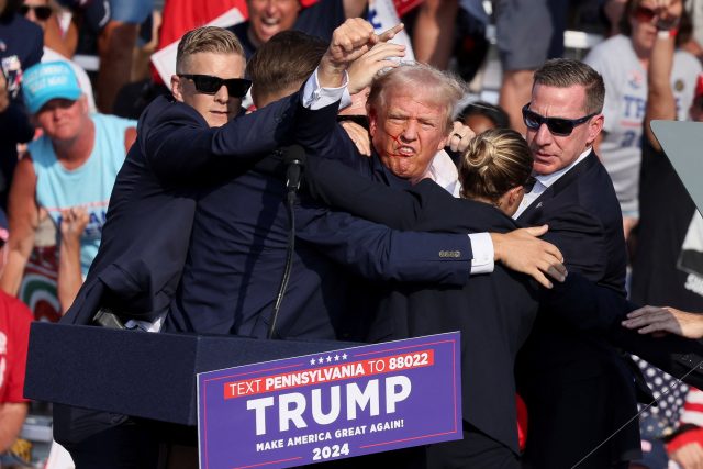 Donald Trump bezprostředně po atentátu | foto: Brendan McDermid,  Reuters