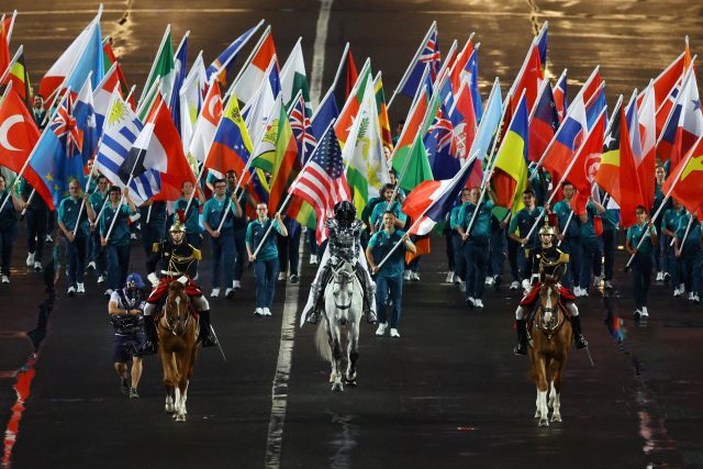 Vlajkový průvod na zahajovacím ceremoniálu olympijských her | foto: Hannah McKay,  Reuters