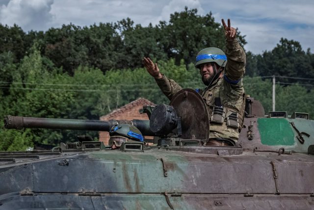 Ukrajinští vojáci jedou na bojovém vozidle pěchoty BMP-1 | foto: Viacheslav Ratynskyi,  Reuters